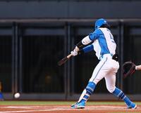 　４回、バスターエンドランを仕掛ける奈良間（撮影・中島達哉）