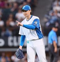 　５回、西武打線相手に好投する山崎（撮影・中島達哉）