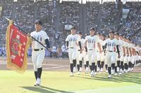 　入場行進する高知中央ナイン（撮影・西田忠信）