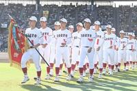 　入場行進する広陵ナイン（撮影・西田忠信）