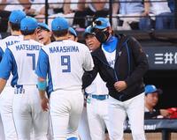 　ナインを迎える新庄監督（右）＝撮影・中島達哉