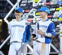 　お立ち台で笑顔を見せる山崎（左）と郡司（撮影・中島達哉）