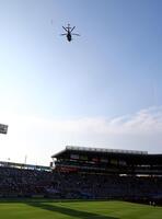 　ヘリコプターから始球式のボールがグラウンドに投下される（撮影・山口登）