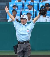 　白い帽子をかぶってジャッジする溝内球審（撮影・山口登）