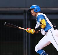 　３回、先制適時打を放つ水谷（撮影・中島達哉）