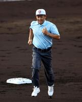 　酷暑対策で白い帽子と白い靴でジャッジする前坂二塁塁審（撮影・山口登）