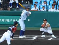 　始球式で中京大中京・森本愛華さんの投球を捕球する横浜隼人・平野将梧さん（撮影・山口登）