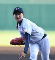　始球式を務める中京大中京・森本愛華さん（撮影・西田忠信）