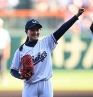 　始球式を終え、ポーズを決める中京大中京・森本愛華さん（撮影・西田忠信）