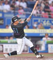 　２回、先制の左越え３ランを放つ山口（撮影・開出牧）