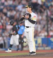 　２回、山口（後方）に先制の左越え３ランを打たれた前田悠（撮影・開出牧）