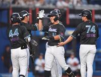 　２回、先制の左越え３ランを放ち池田（左から２人目）らナインとタッチを交わす山口（中央）＝撮影・開出牧