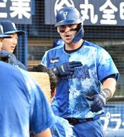 　２回、中越えソロを放ち、ナインに迎えられるオースティン