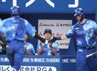 　３回、勝ち越しソロを放った佐野を迎えるオースティンに拍手の三浦監督（撮影・金田祐二）