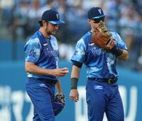 　１回、オースティンに声をかけられるバウアー（撮影・金田祐二）