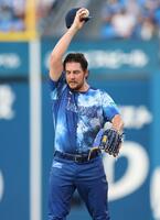 　１回、厳しい表情のバウアー（撮影・金田祐二）