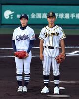　始球式でマウンドに立つ中京大中京・森本愛華さん（左）と横浜隼人・平野将梧さん（撮影・山口登）