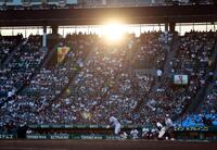 　西日が差し込む中、始まった開幕試合