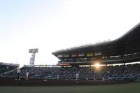 　１７時３０分から行われた開幕試合の創成館対小松大谷（撮影・西田忠信）