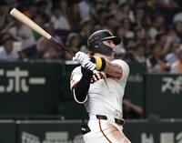 　４回、キャベッジは右越えにソロを放つ（撮影・佐藤厚）