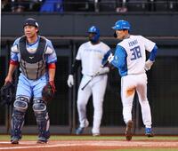 　３回、万波の２ランスクイズで生還した三走・石井（撮影・中島達哉）