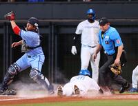 　３回、万波の２ランスクイズで生還した二走・郡司（撮影・中島達哉）