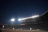 　ナイター照明が点灯する甲子園で行われた開幕戦の創成館対小松大谷（撮影・西田忠信）
