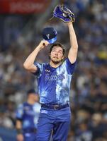 　５回、マウンドで汗をぬぐうバウアー（撮影・金田祐二）