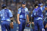 　５回、マウンドで厳しい表情のバウアー（撮影・金田祐二）