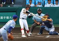 　２回、左翼線に同点適時二塁打を放つ創成館・森下翔太（撮影・山口登）