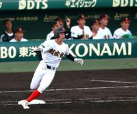 　２回、左翼線に同点適時二塁打を放つ創成館・森下翔太（撮影・山口登）