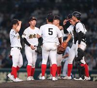 　７回、マウンドに集まる森下翔太ら創成館ナイン（撮影・西田忠信）