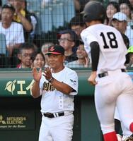 　３回、追加点に手をたたく創成館・稙田龍生監督（撮影・西田忠信）