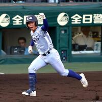 　１回、中前に先制適時打を放ちガッツポーズを見せる小松大谷・江守敦士（撮影・山口登）