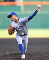 　力投する先発の小松大谷・江守敦士（撮影・西田忠信）
