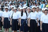 　開会式で合唱する関西合唱連盟の生徒たち（代表撮影）