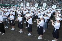 　開会式で演奏する関西吹奏楽連盟大阪府高校選抜吹奏楽団の生徒たち（代表撮影）
