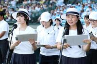 　開会式で司会を務める宮本リリさん（手前左）と竹内舞桜さん（同右）＝代表撮影