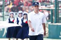 　開会式で選手を先導する大体大浪商の安田智樹さん（代表撮影）