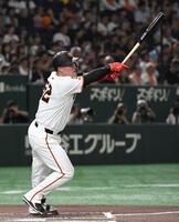 　７回、リチャードは右越えに同点ソロを放つ（撮影・佐藤厚）