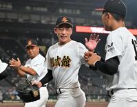 　小松大谷に勝利し、笑顔を見せる創成館・森下翔太（中央）。左奥は稙田龍生監督（撮影・中村太一）