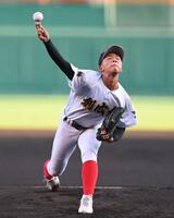 　力投する先発の創成館・森下翔太（撮影・西田忠信）