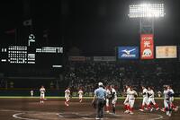 　小松大谷に勝利し、集まる創成館ナイン（撮影・西田忠信）