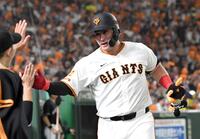 　７回、リチャードは右越えに同点ソロを放ち、笑顔でベンチに戻る（撮影・佐藤厚）