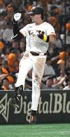 　４回、キャベッジは右越えにソロを放ち、ジャンプしながら本塁に向かう（撮影・佐藤厚）