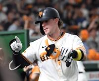 　４回、キャベッジは右越えにソロを放ち、ベンチにがい旋する（撮影・佐藤厚）