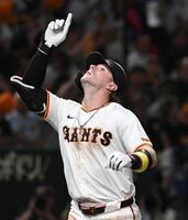 　４回、キャベッジは右越えにソロを放ち、天を指さす（撮影・佐藤厚）