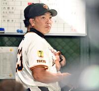 　６回、試合を見守る阿部監督