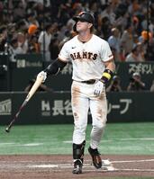 　８回、キャベッジは左中間に勝ち越しの３ランを放つ（撮影・佐藤厚）