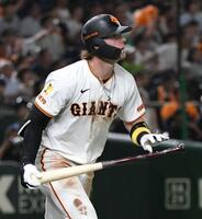 　４回、キャベッジは右越えにソロを放つ（撮影・佐藤厚）